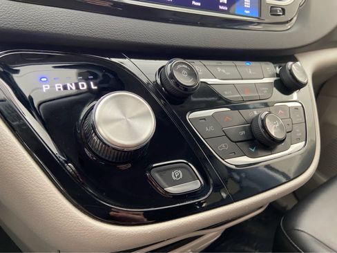 Used 2024 Chrysler Pacifica Touring-L FWD image 34