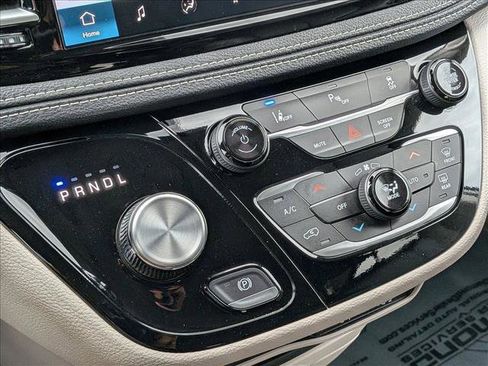 Used 2024 Chrysler Pacifica Select image 12