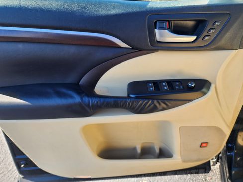 Used 2016 Toyota Highlander Limited image 24