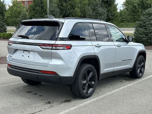 Used 2023 Jeep Grand Cherokee Altitude AWD/4WD image 25