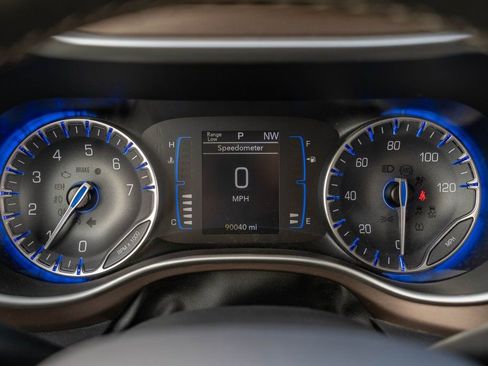 Used 2022 Chrysler Voyager LX image 23