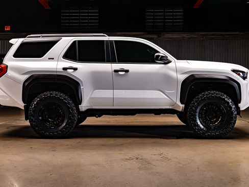 Used 2025 Toyota 4Runner SR5 AWD/4WD image 11