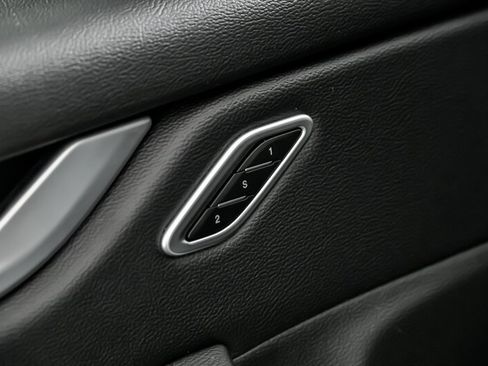 Used 2018 Maserati Levante image 17