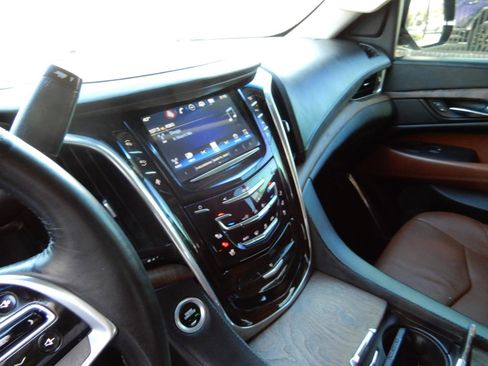 Used 2016 Cadillac Escalade Luxury AWD/4WD image 16
