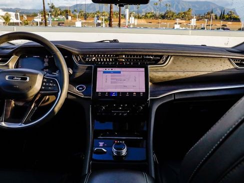 Used 2024 Jeep Grand Cherokee L Limited w/ Luxury Tech Group II image 15