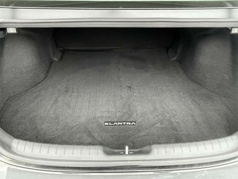 Used 2022 Hyundai Elantra SE image 9