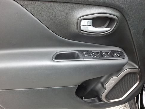 Used 2023 Jeep Renegade Latitude AWD/4WD image 12