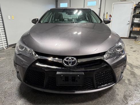 Used 2017 Toyota Camry SE w/ Moonroof Package image 10