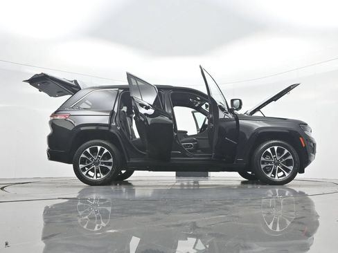 Used 2023 Jeep Grand Cherokee Overland w/ Luxury Tech Group IV AWD/4WD image 44