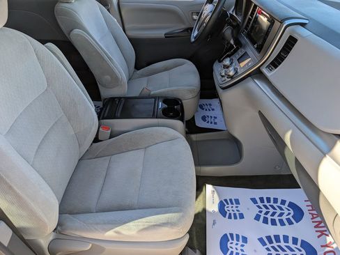 Used 2015 Toyota Sienna LE image 12