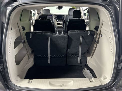 Used 2023 Chrysler Pacifica Touring-L image 26