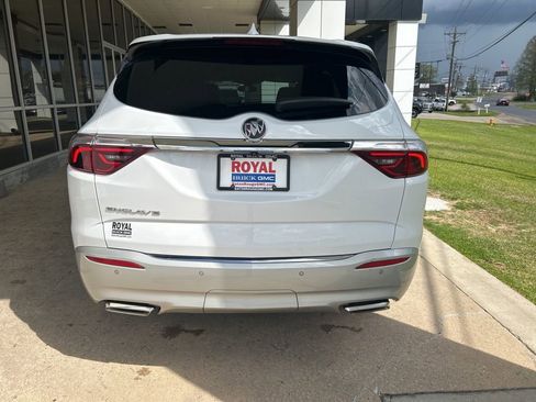 Used 2023 Buick Enclave Essence image 6