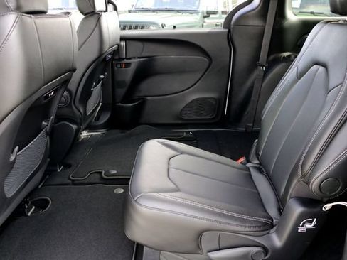 New 2027 Chrysler Pacifica Select FWD image 17