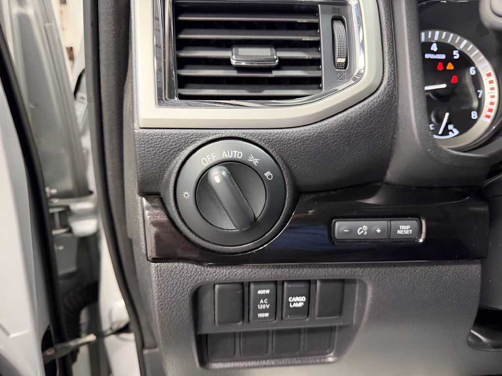 Used 2018 Nissan Titan SV w/ SV Convenience Package AWD/4WD image 19