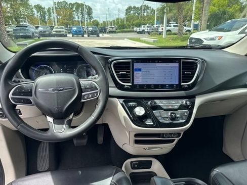 Used 2023 Chrysler Pacifica Touring-L FWD image 20