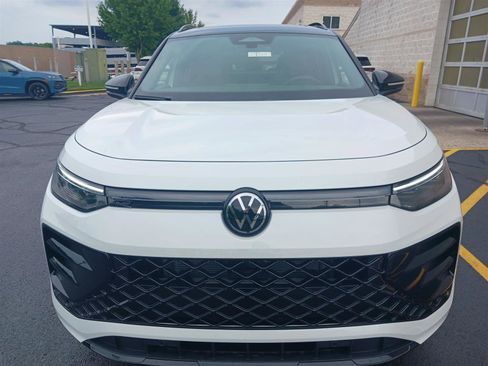 New 2025 Volkswagen Tiguan SE R-Line image 2