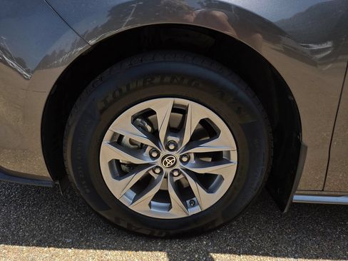Used 2022 Toyota Sienna XLE FWD image 28