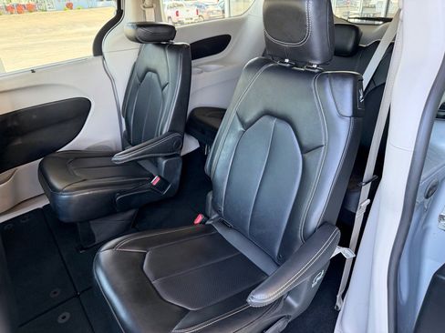 Used 2024 Chrysler Pacifica Touring-L FWD image 49