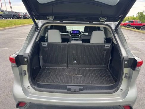 Used 2023 Toyota Highlander XLE AWD/4WD image 9