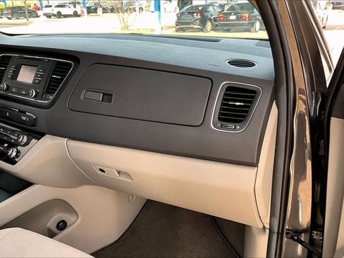 Used 2017 Kia Sedona LX image 18