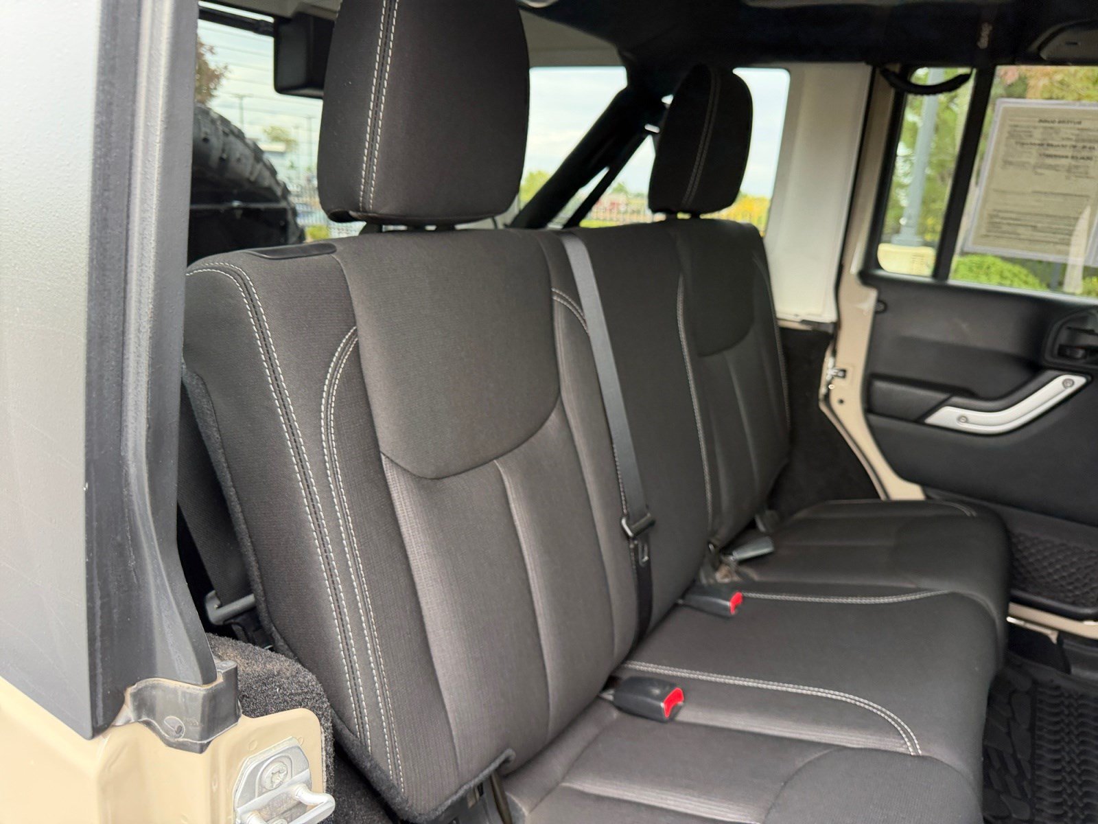 Used 2016 Jeep Wrangler Unlimited Rubicon w/ Connectivity Group AWD/4WD image 18