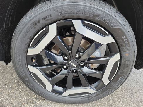 Used 2025 Kia Telluride S FWD image 9