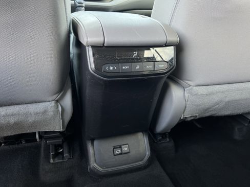 Used 2023 Toyota Highlander L image 32