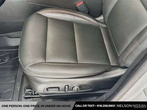 Used 2025 Chevrolet Trax RS w/ Sunroof Package FWD image 18