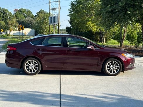 Used 2017 Ford Fusion SE w/ Fusion SE Technology Package FWD image 8