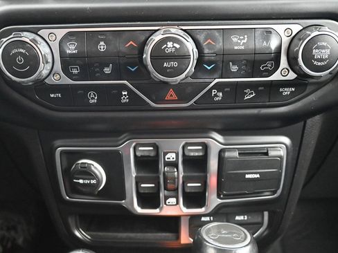 Used 2020 Jeep Wrangler Unlimited Sahara image 19