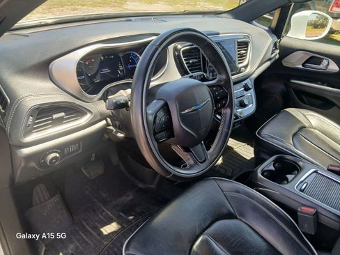 Used 2019 Chrysler Pacifica Limited w/ Advanced Safetytec Group FWD image 7