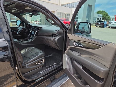 Used 2017 Cadillac Escalade Platinum AWD/4WD image 36