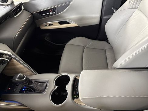 Used 2022 Toyota Venza Limited image 17
