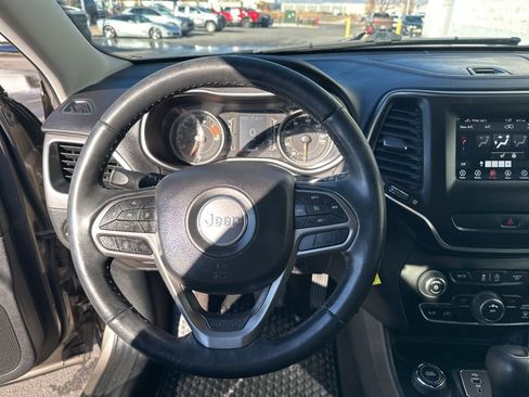 Used 2019 Jeep Cherokee Latitude w/ Cold Weather Group image 12