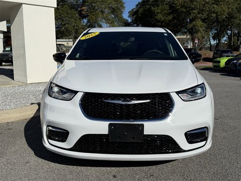 Used 2025 Chrysler Pacifica Select image 10