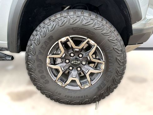 Used 2025 Chevrolet Colorado ZR2 w/ Technology Package AWD/4WD image 12