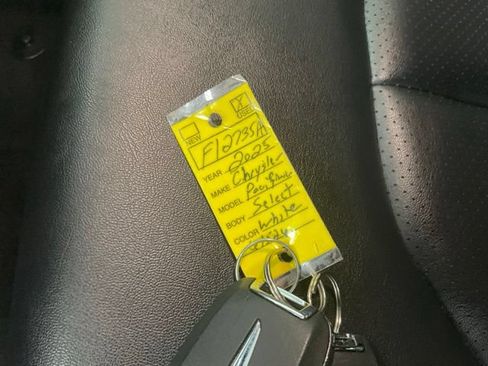 Used 2025 Chrysler Pacifica Select FWD image 15