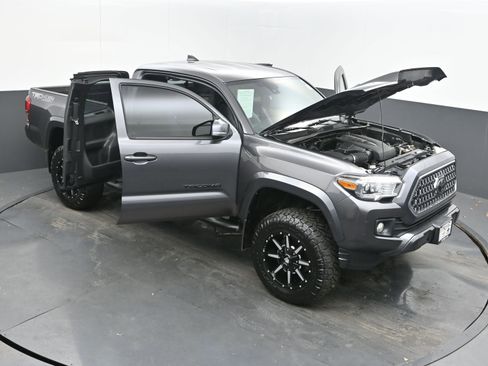 Used 2019 Toyota Tacoma TRD Sport w/ Technology Package image 34