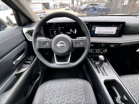 Used 2025 Nissan Kicks SV image 6