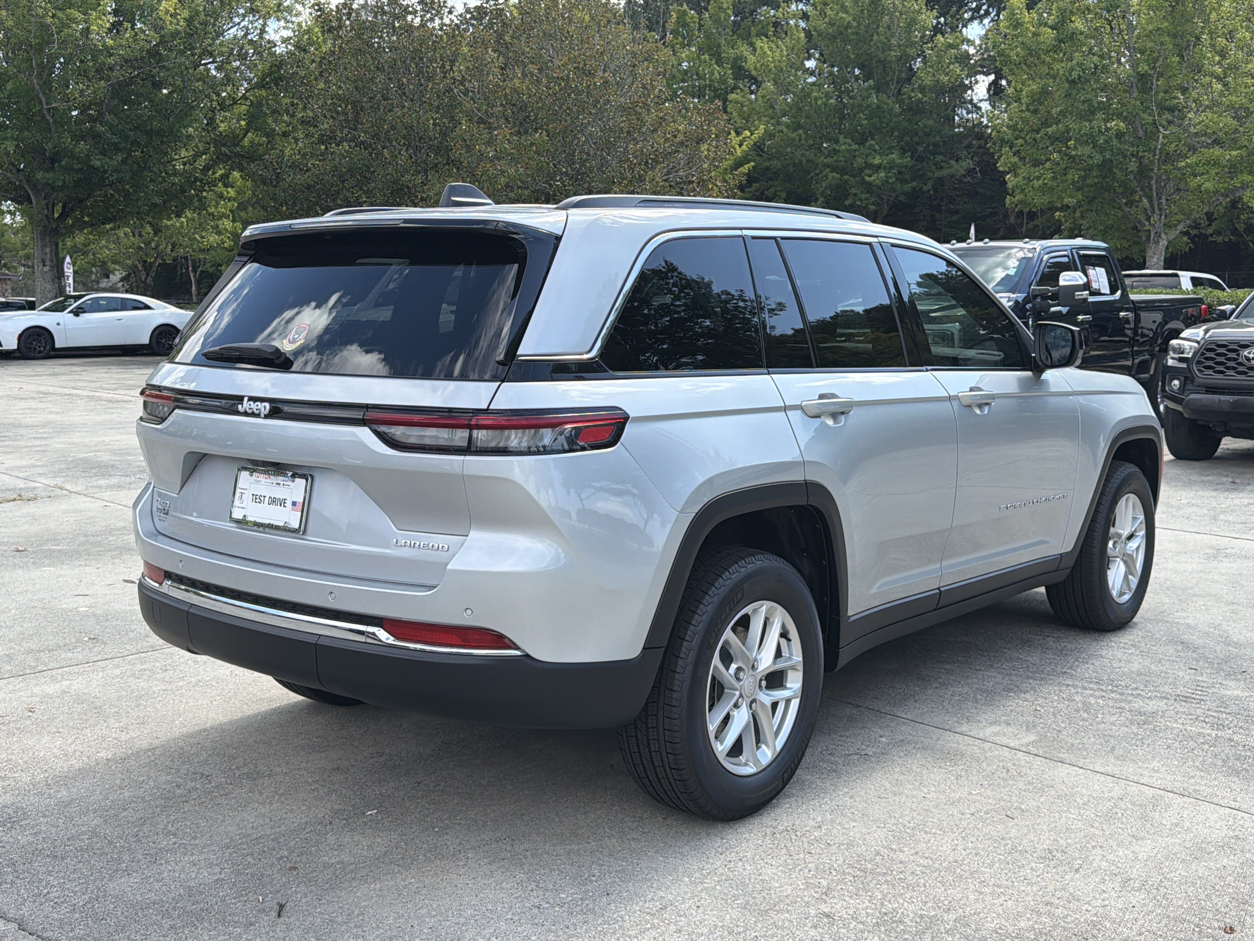 New 2026 Jeep Grand Cherokee Laredo w/ Trailer Tow Package AWD/4WD image 7