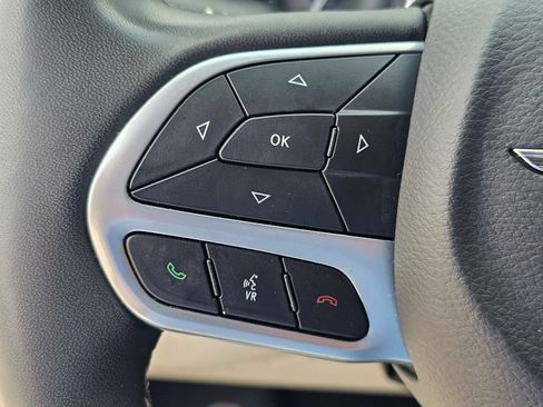 Used 2023 Chrysler Pacifica Touring-L FWD image 28
