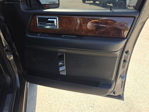Used 2016 Lincoln Navigator Select RWD image 29
