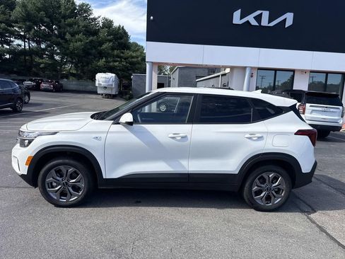 Used 2025 Kia Seltos LX AWD/4WD image 2