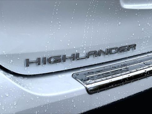 Used 2024 Toyota Highlander XLE image 30