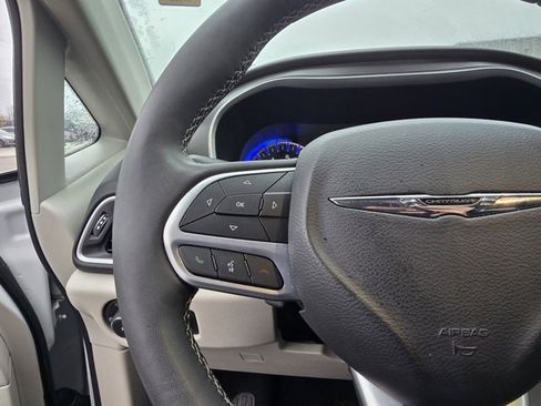 Used 2024 Chrysler Pacifica Touring-L image 27