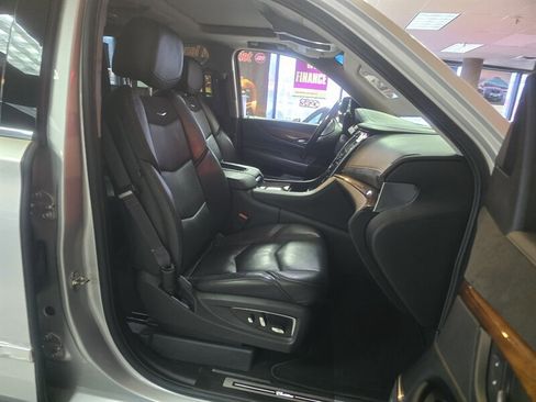 Used 2017 Cadillac Escalade ESV Premium Luxury image 18