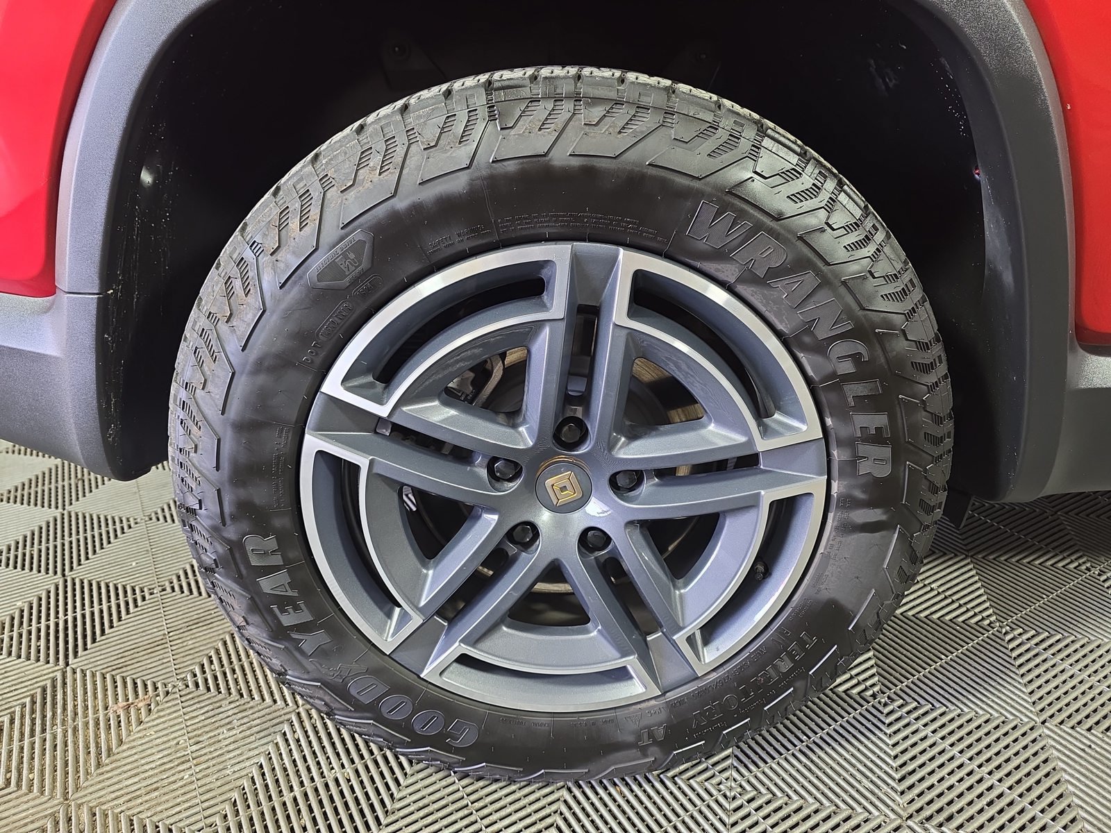 Used 2025 Rivian R1S Adventure Dual AWD/4WD image 12