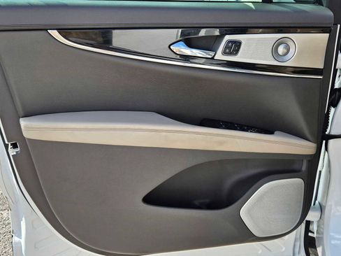 Used 2022 Lincoln Nautilus Reserve w/ Equipment Group 202A image 15