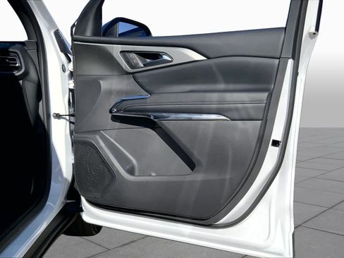Certified 2025 Chevrolet Traverse LT FWD image 23