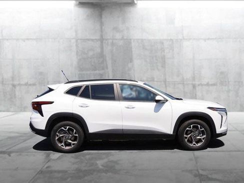 Used 2025 Chevrolet Trax LT w/ LT Convenience Package FWD image 5